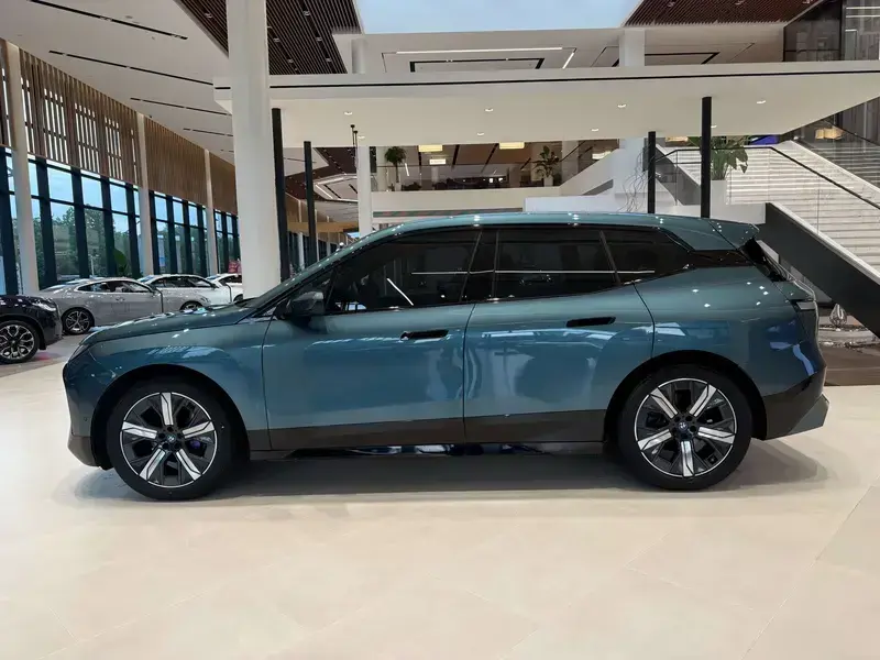 2023 BMW iX с пробегом 32 500 км