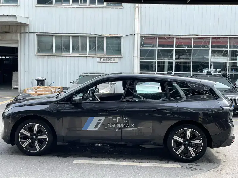 2023 BMW iX с пробегом 10 000 км