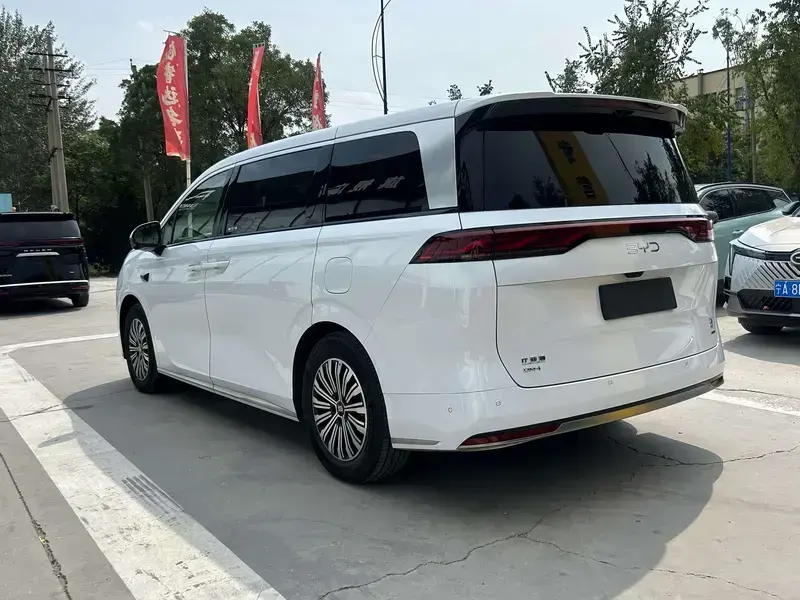 2025 BYD Xia (M9) с пробегом 3 000 км