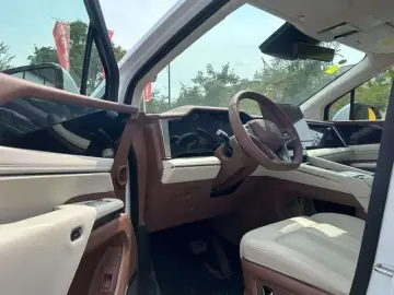 2025 BYD Xia (M9) с пробегом 3 000 км