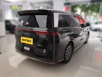 2025 BYD Xia (M9) с пробегом 10 100 км