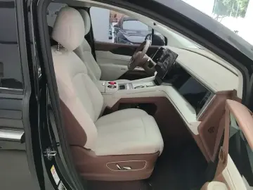 2025 BYD Xia (M9) с пробегом 10 100 км
