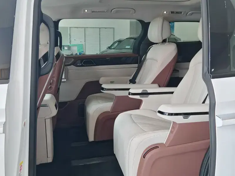 2025 BYD Xia (M9) с пробегом 45 000 км