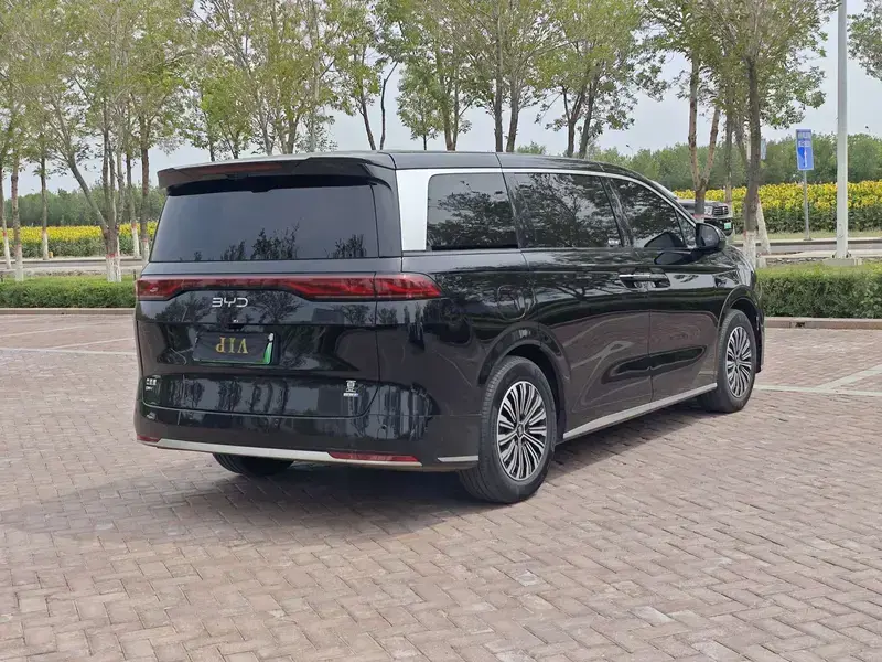 2025 BYD Xia (M9) с пробегом 3 000 км