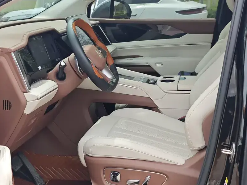 2025 BYD Xia (M9) с пробегом 3 000 км