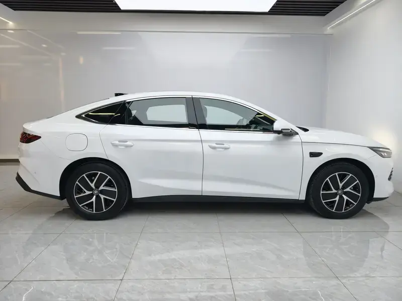 2025 BYD Qin L с пробегом 7 100 км
