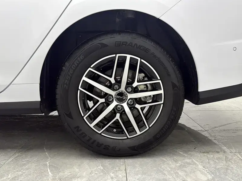 2025 BYD Seal 05 с пробегом 11 100 км