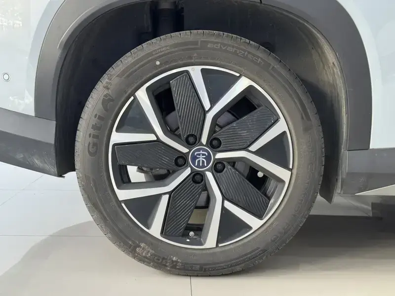 2025 BYD Song L с пробегом 12 000 км