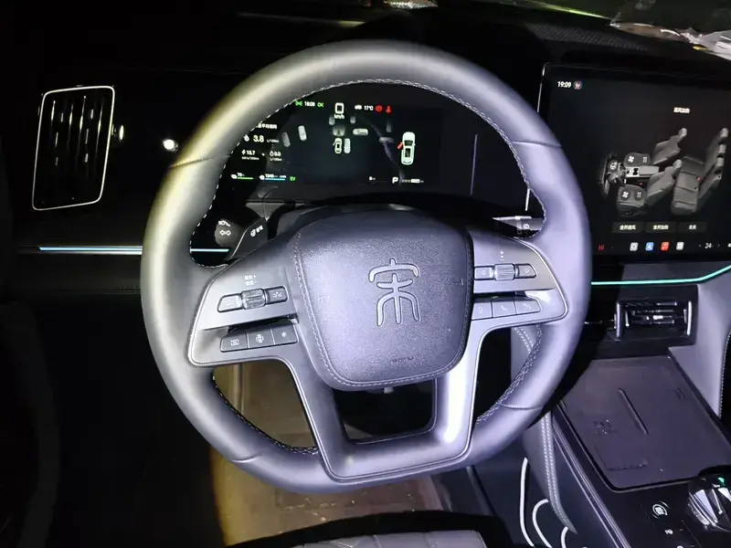 2025 BYD Song L с пробегом 7 000 км