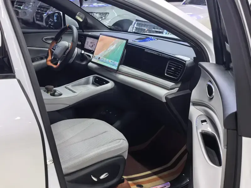 2025 BYD Sea Lion 06 с пробегом 14 000 км