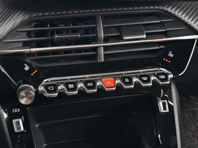 2023 Peugeot 2008 с пробегом 27 670 км