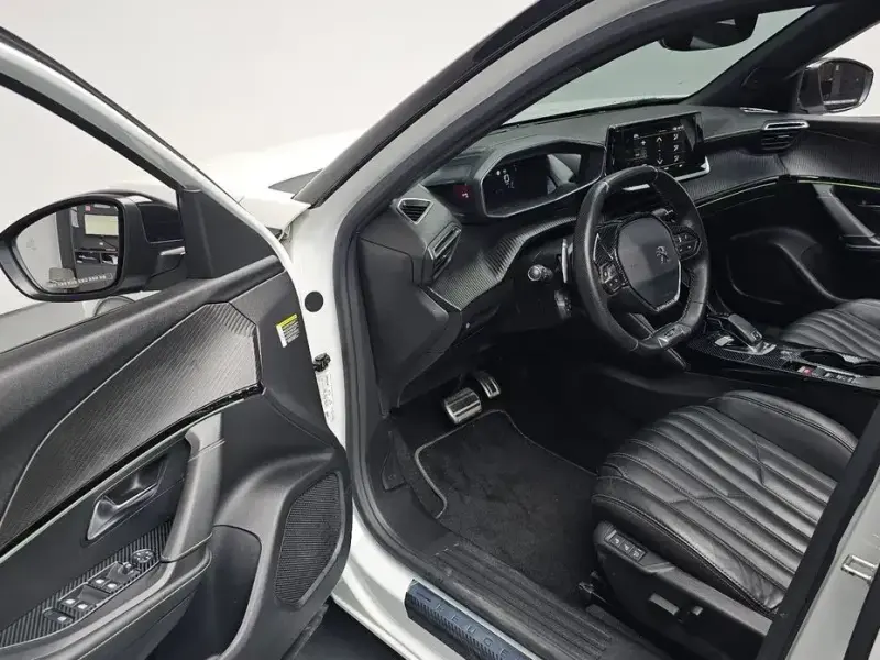 2020 Peugeot 2008 с пробегом 27 182 км