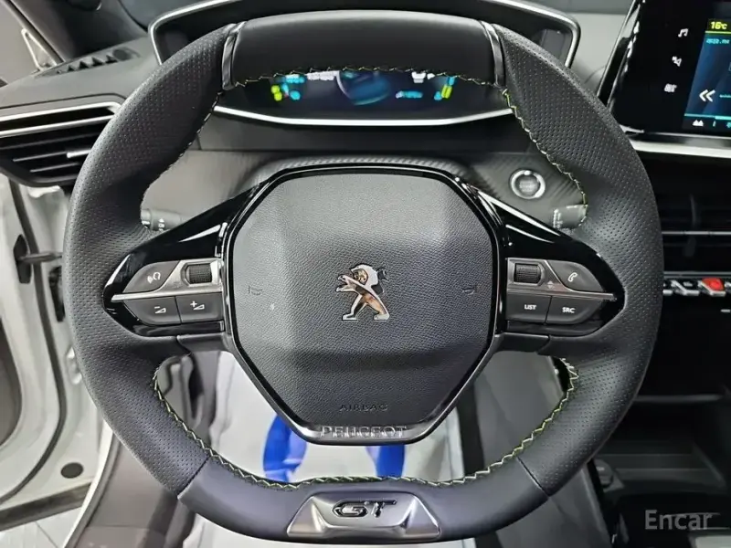 2023 Peugeot 2008 с пробегом 11 879 км