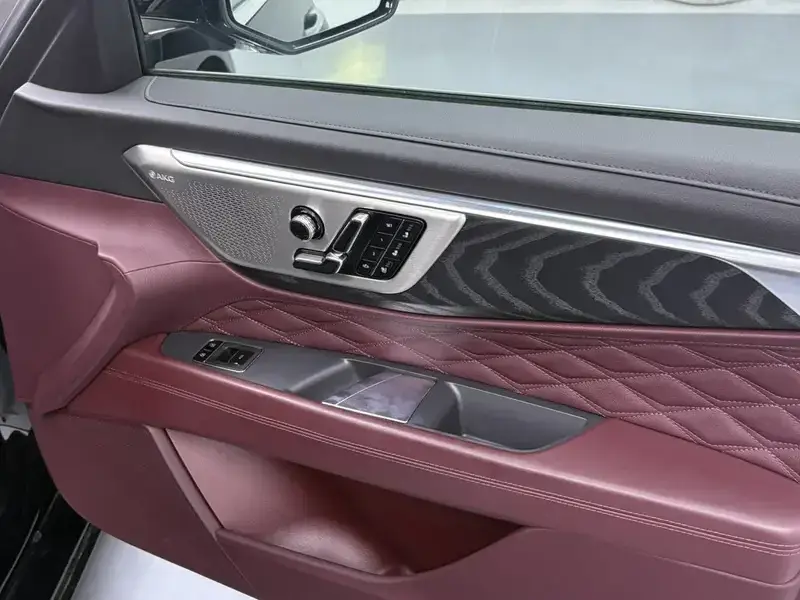 2023 Cadillac CT6 с пробегом 18 000 км