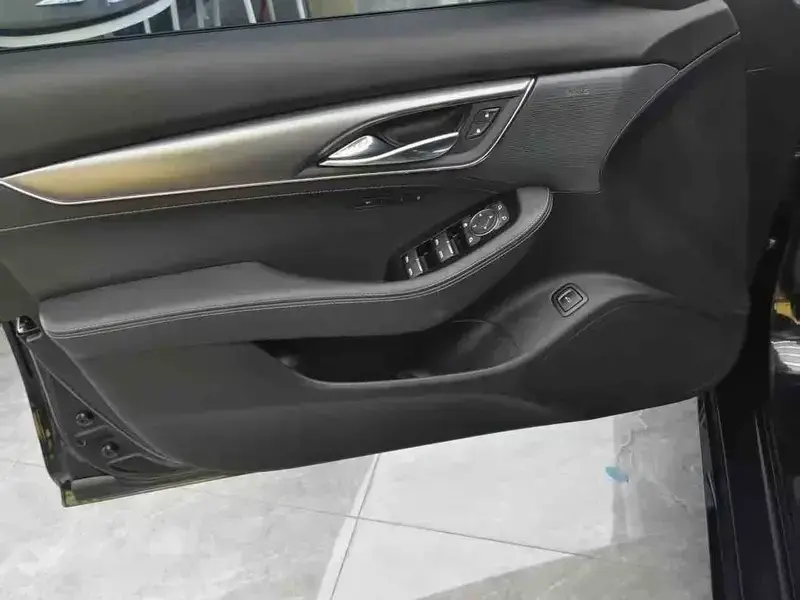 2025 Cadillac CT5 с пробегом 20 000 км