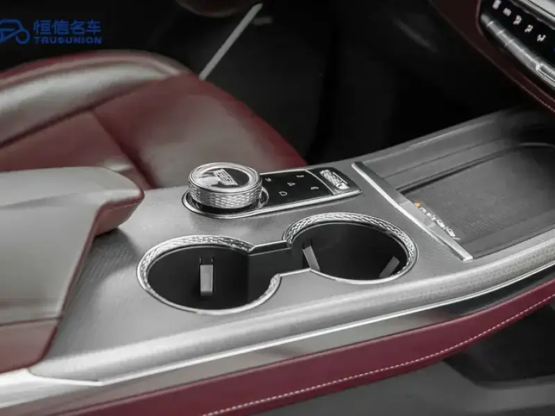 2025 Cadillac XT5 с пробегом 28 700 км