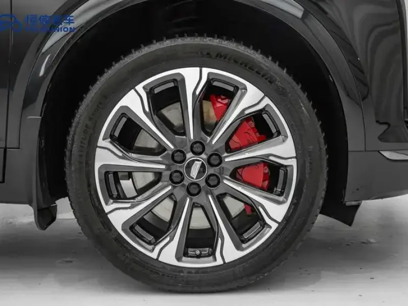 2025 Cadillac XT5 с пробегом 28 700 км