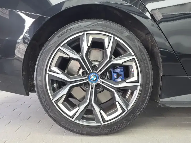 2022 BMW i4 с пробегом 77 521 км