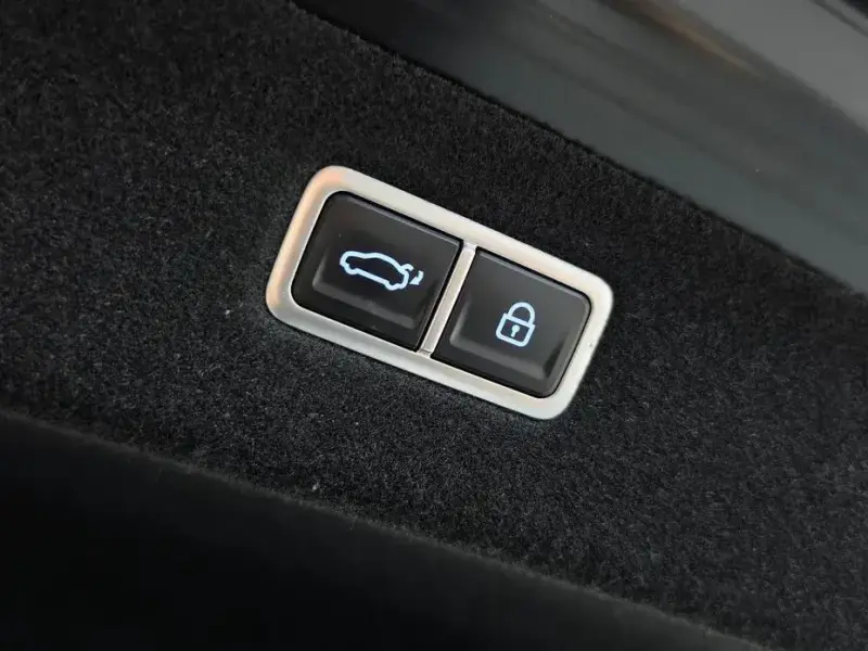 2023 Genesis G90 с пробегом 84 536 км