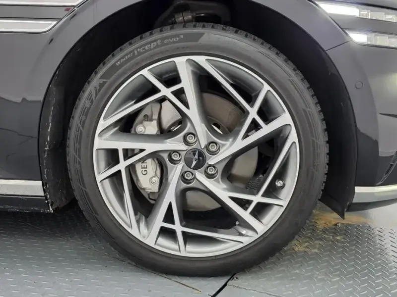 2023 Genesis G90 с пробегом 84 536 км