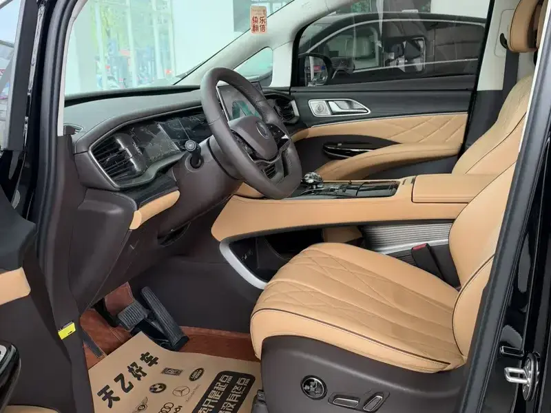 2024 Denza D9 с пробегом 42 000 км