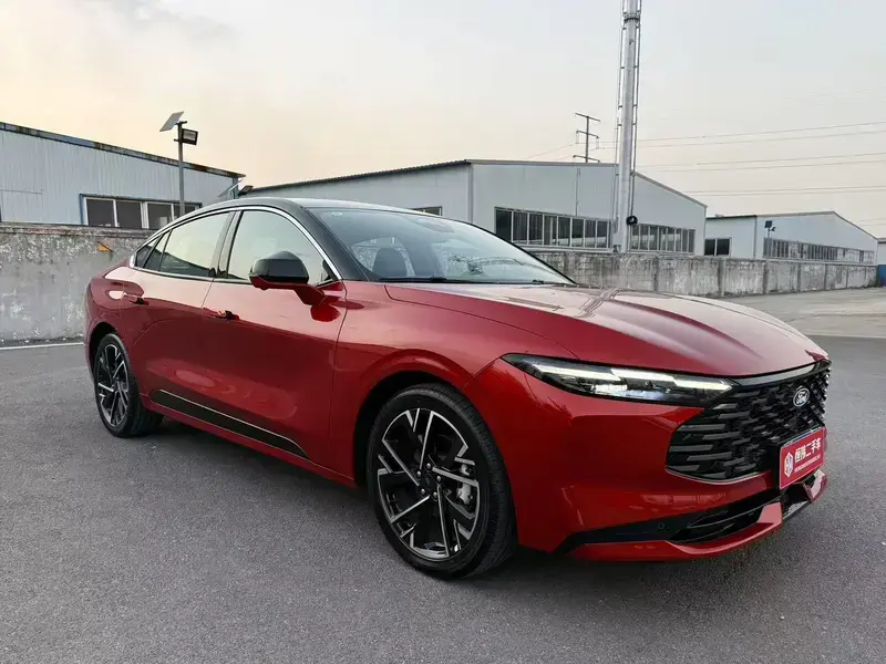 2025 Ford Mondeo с пробегом 2 700 км