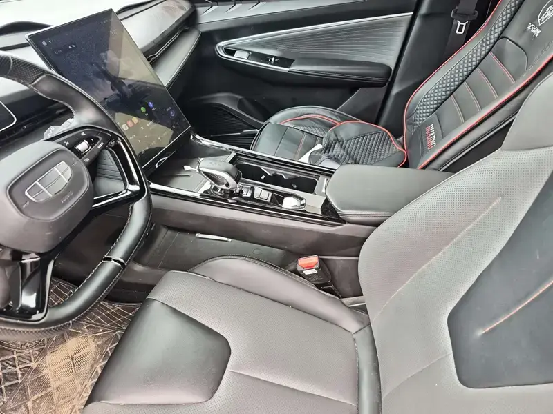 2023 Geely Atlas с пробегом 36 000 км