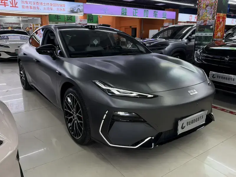 2025 Geely Galaxy E8 с пробегом 9 000 км