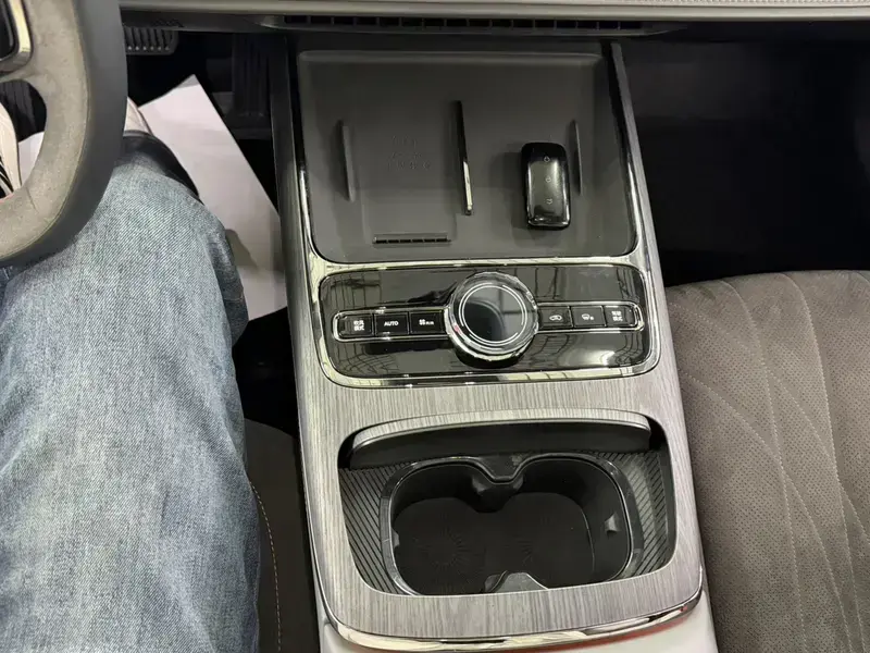 2025 Geely Galaxy E8 с пробегом 9 000 км