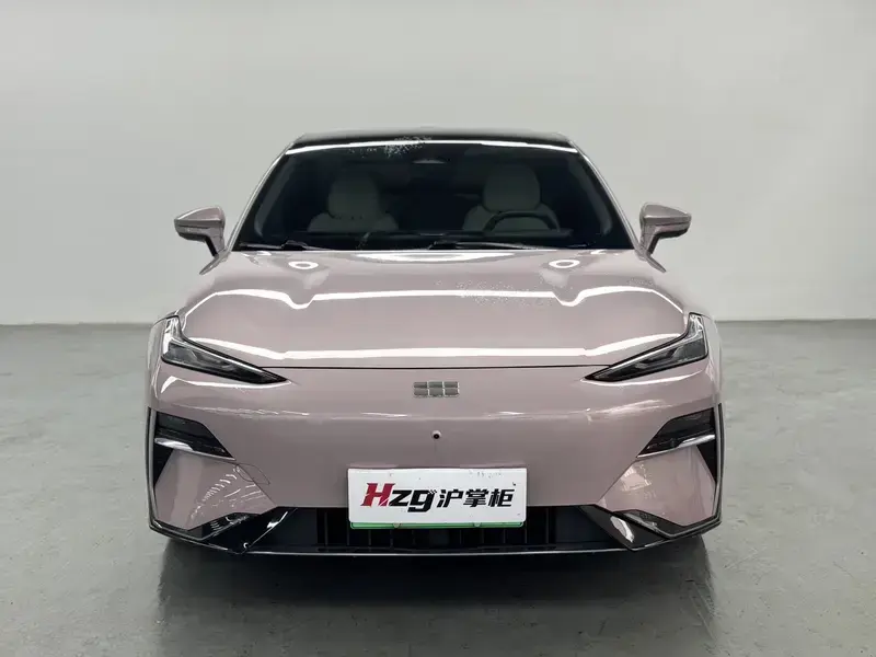 2024 Geely Galaxy E8 с пробегом 47 000 км