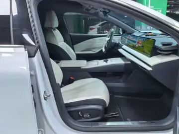 2024 Geely Galaxy E8 с пробегом 194 000 км