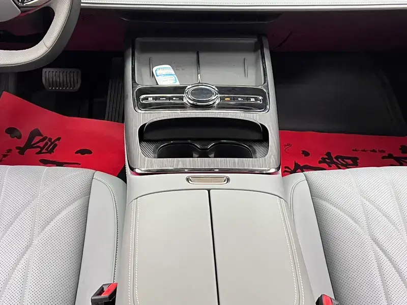 2025 Geely Galaxy E8 с пробегом 21 200 км