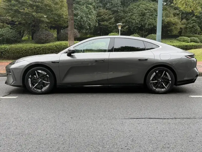2024 Geely Galaxy E8 с пробегом 38 000 км