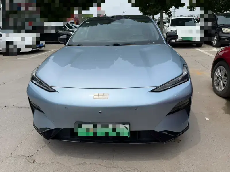 2025 Geely Galaxy E8 с пробегом 16 000 км