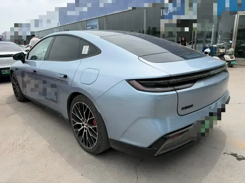 2025 Geely Galaxy E8 с пробегом 16 000 км