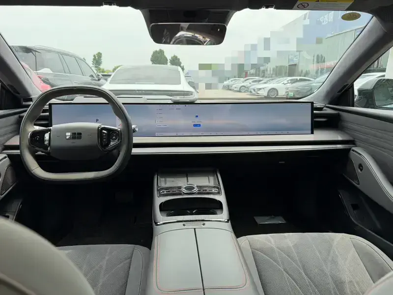 2025 Geely Galaxy E8 с пробегом 16 000 км