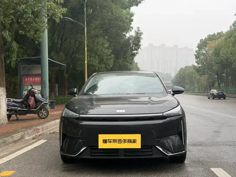 2024 Geely Galaxy L6 с пробегом 18 000 км