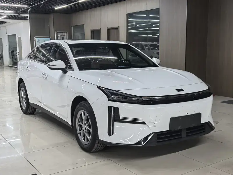 2025 Geely Galaxy L6 с пробегом 14 900 км