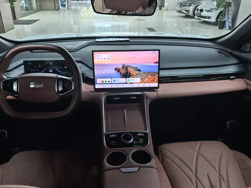 2025 Geely Galaxy L6 с пробегом 14 900 км