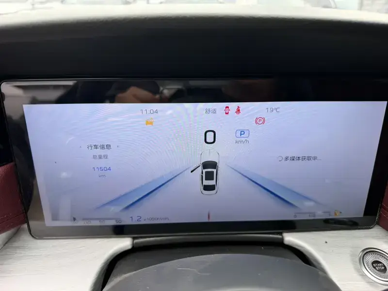 2025 Hongqi H5 с пробегом 11 000 км