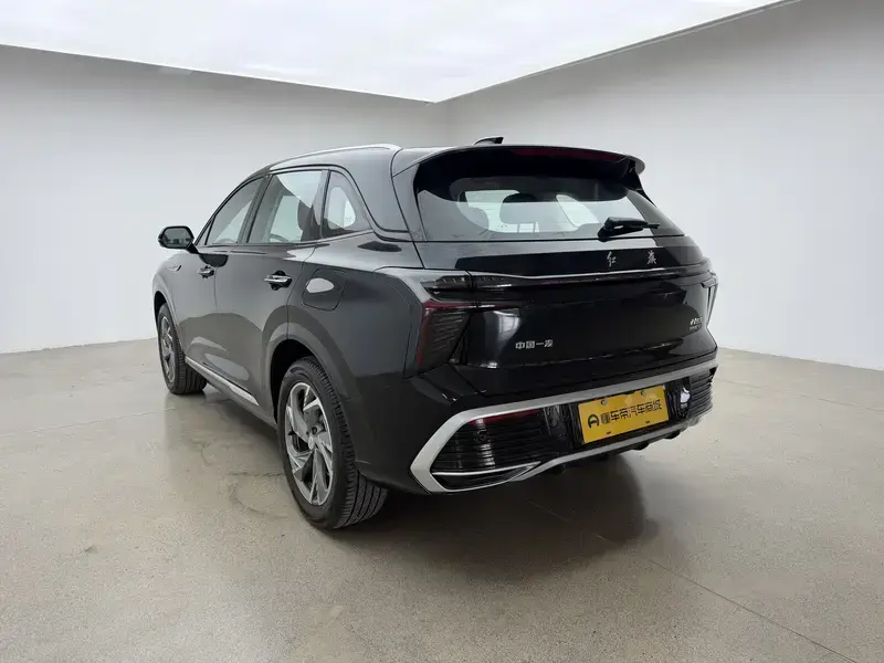 2025 Hongqi HS3 с пробегом 13 000 км