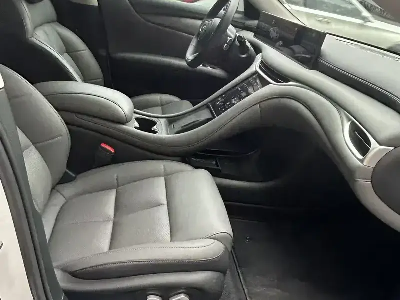 2024 IM Motors (Zhiji) L6 с пробегом 35 000 км