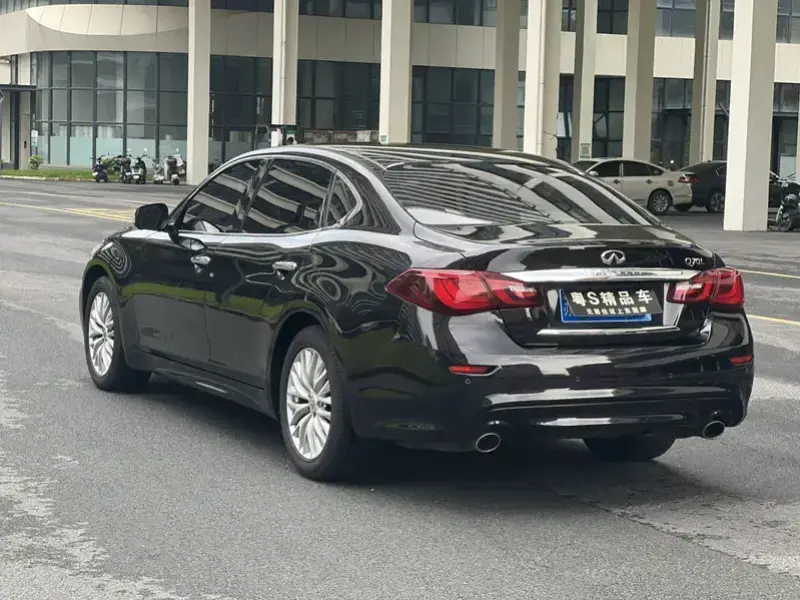 2019 Infiniti Q70 с пробегом 80 000 км