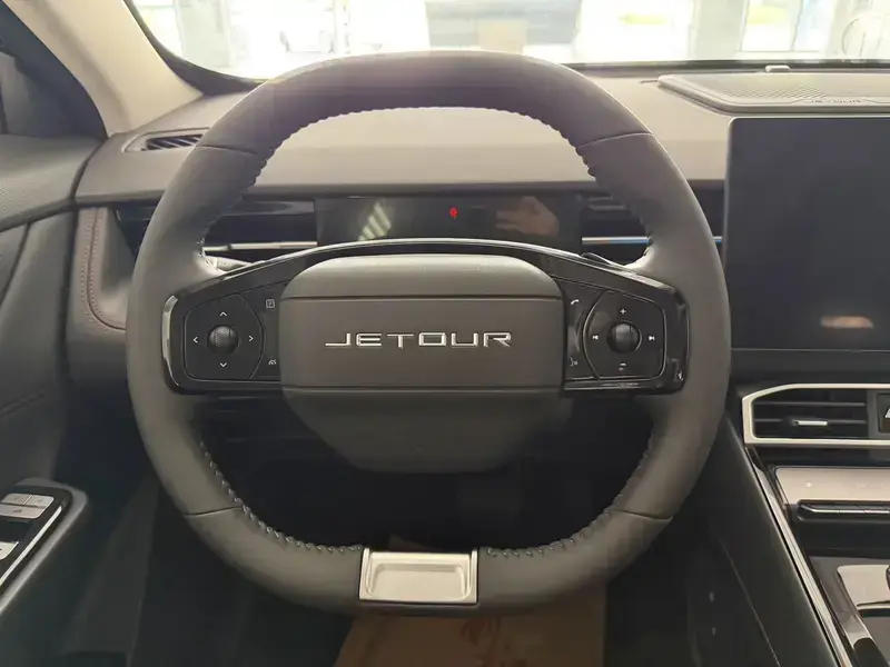 2025 JETOUR DASHING с пробегом 20 000 км