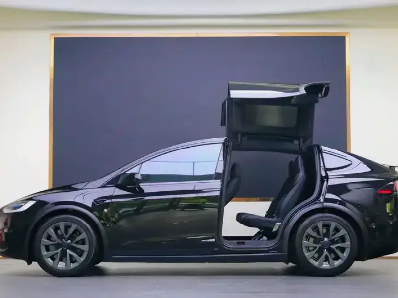 2023 Tesla Model X с пробегом 16 000 км