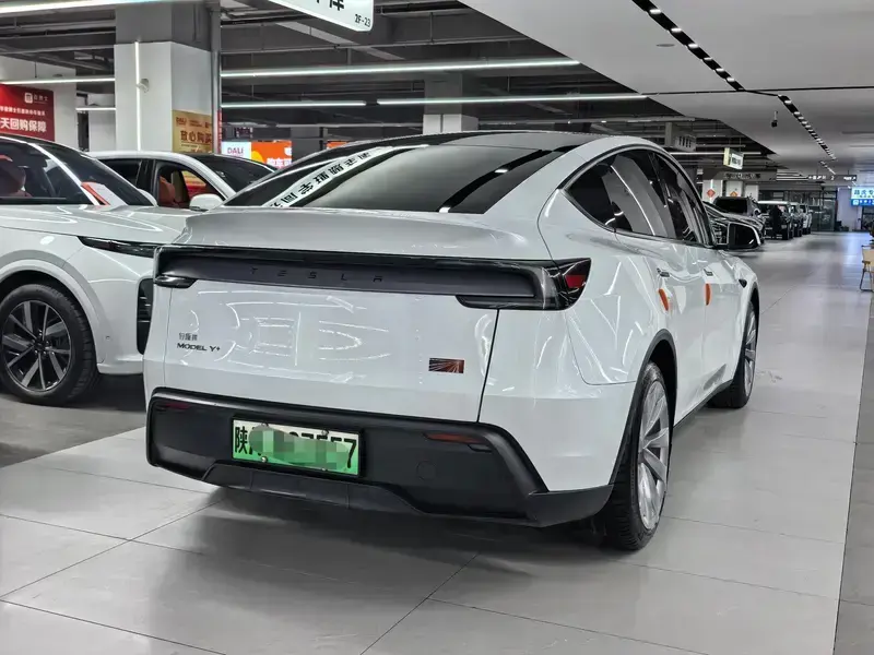 2025 Tesla Model Y с пробегом 29 000 км