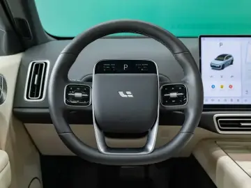 2025 Li Auto (Lixiang) L6 с пробегом 15 300 км