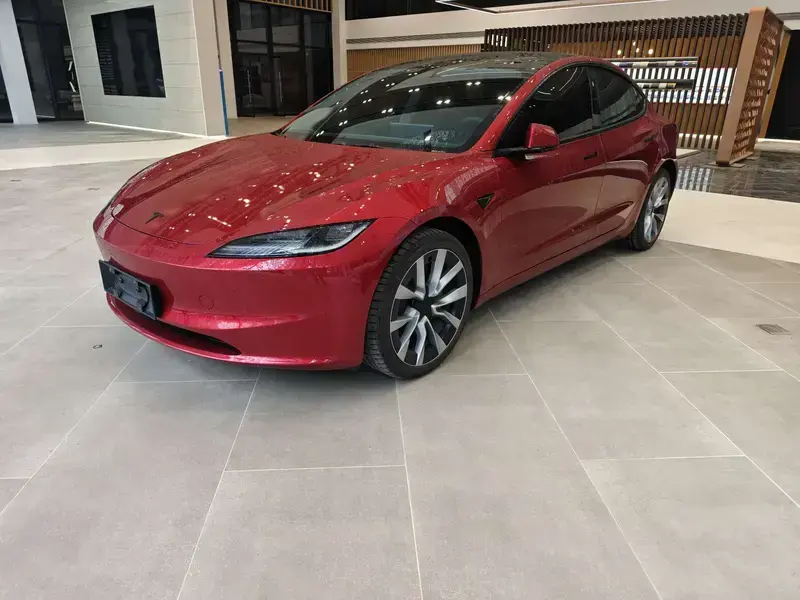 2025 Tesla Model 3 с пробегом 10 000 км