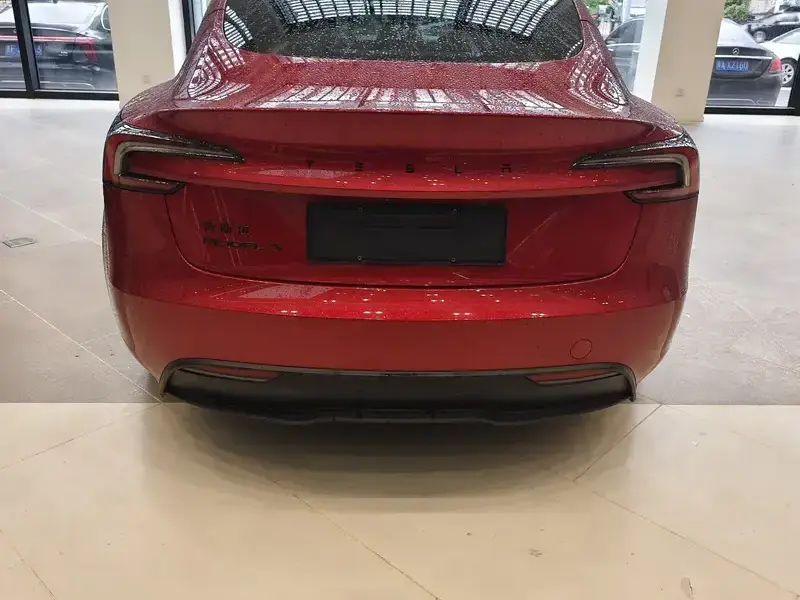 2025 Tesla Model 3 с пробегом 10 000 км