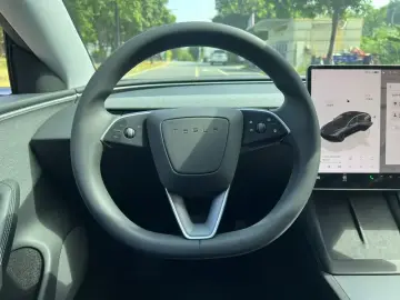 2023 Tesla Model 3 с пробегом 20 000 км